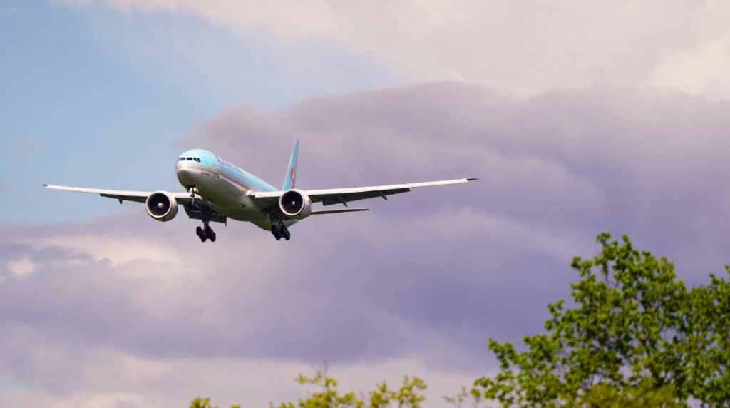 AirPlane Attempting Landing